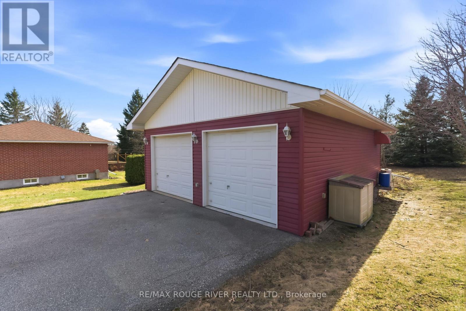 22810 SIMCOE STREET — photo 32