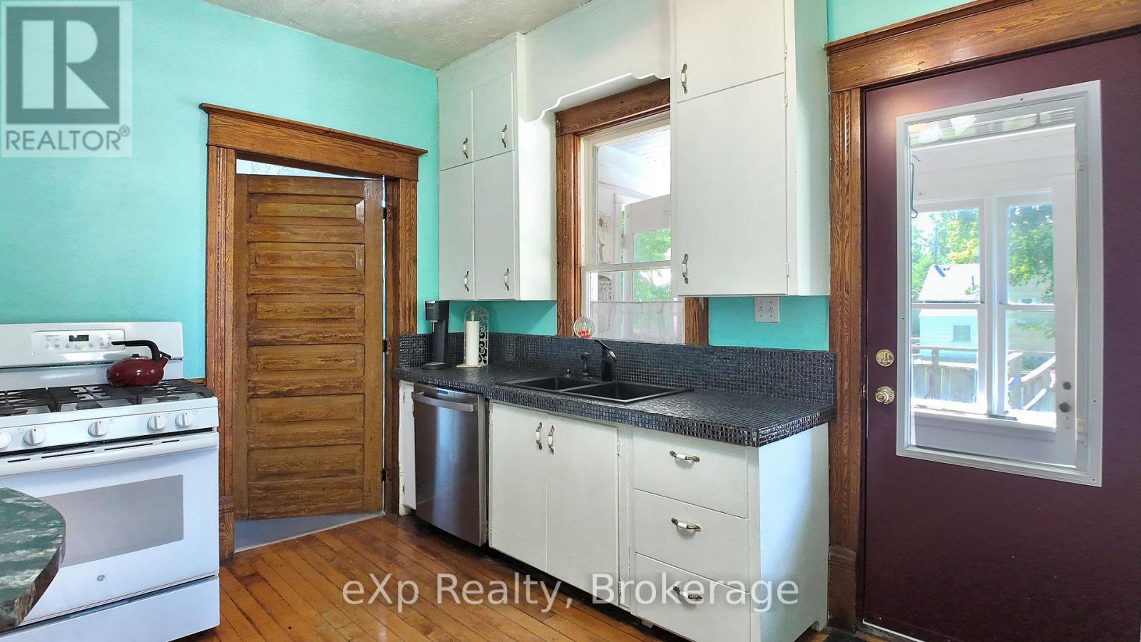 21 WILLIAM STREET N - 9