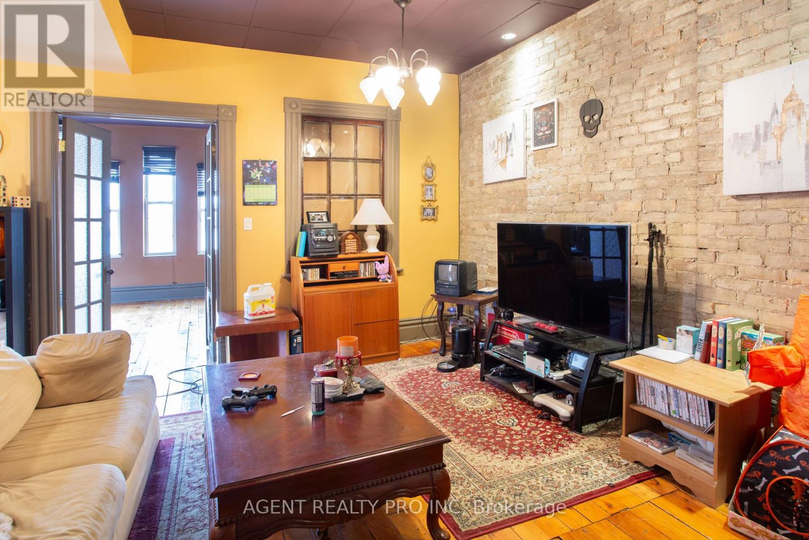 419 DUNDAS STREET - 19
