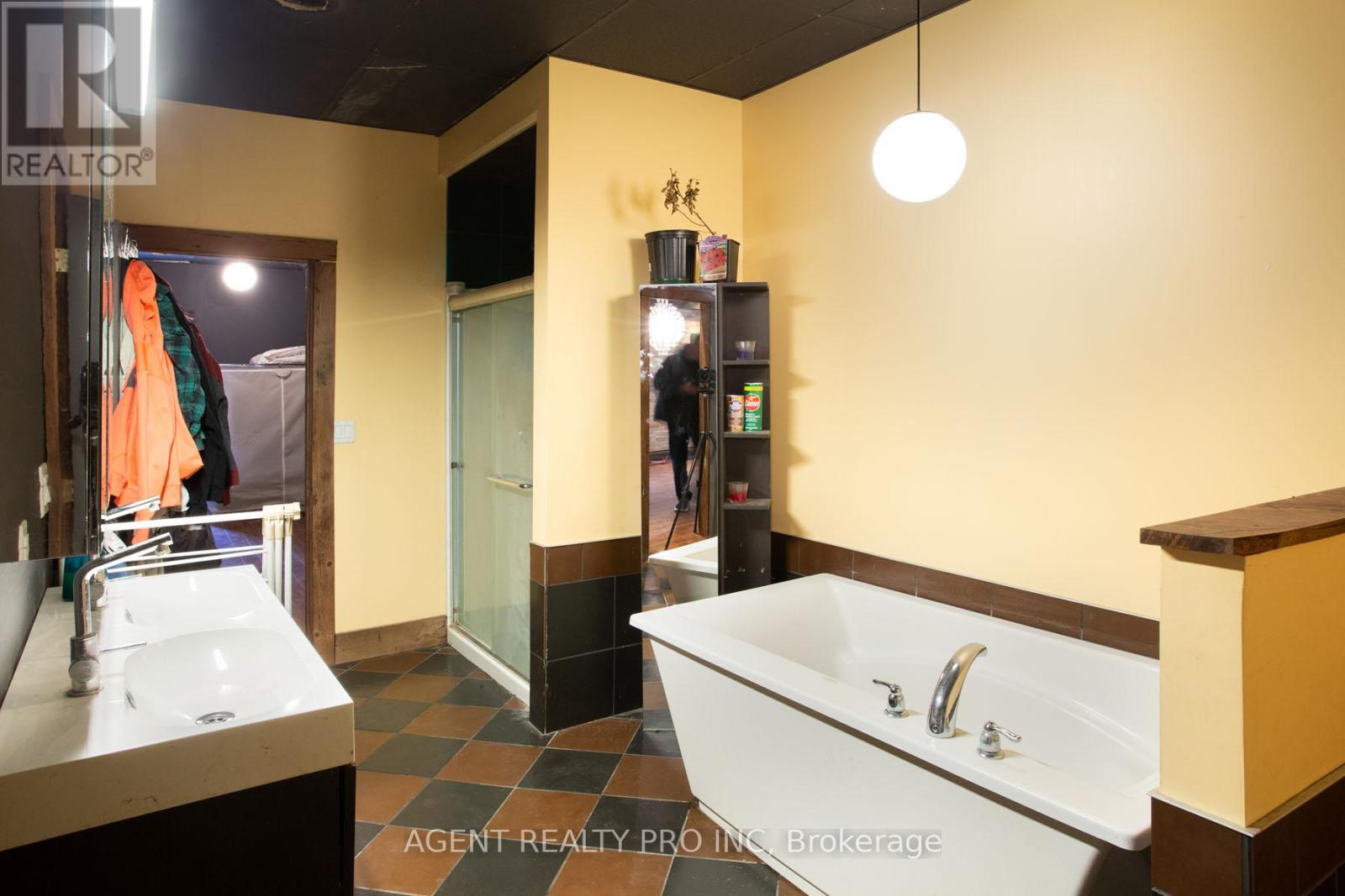 419 DUNDAS STREET - 28