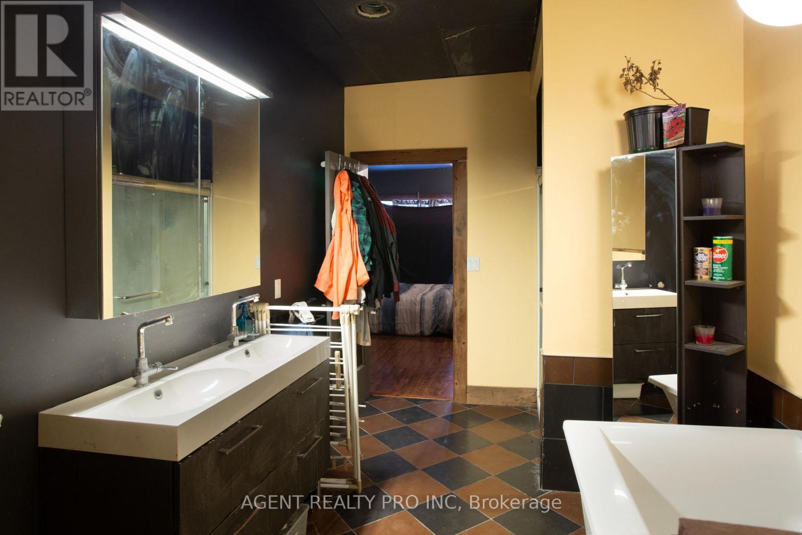 419 DUNDAS STREET - 29