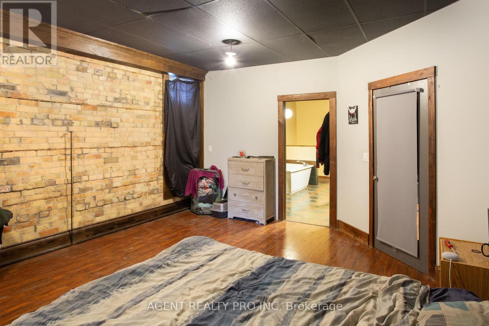 419 DUNDAS STREET - 31