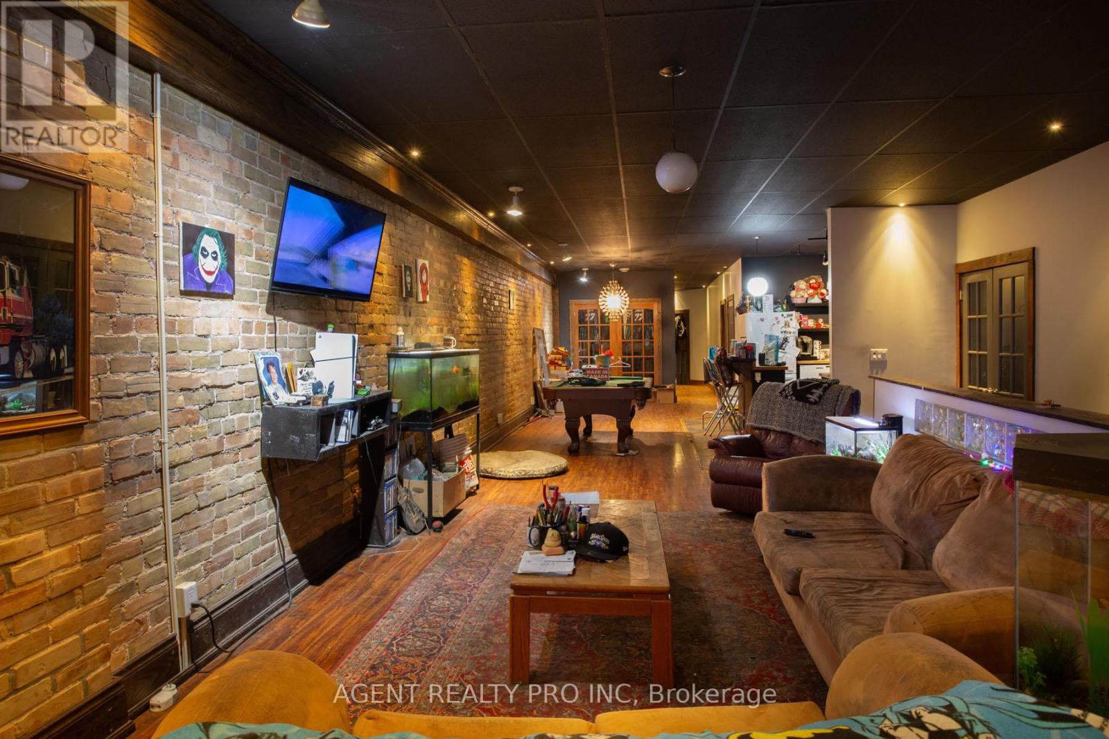 419 DUNDAS STREET - 38