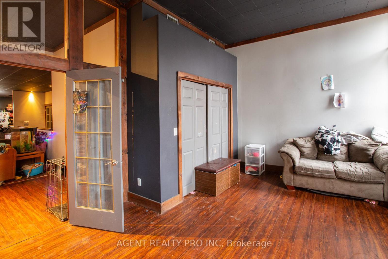 419 DUNDAS STREET - 40