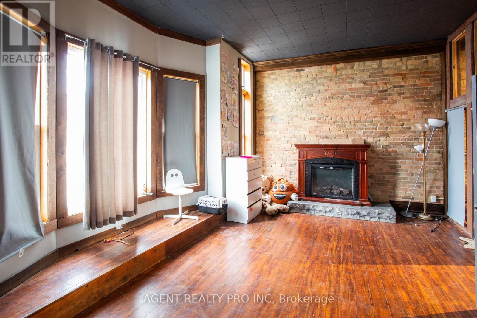 419 DUNDAS STREET - 41