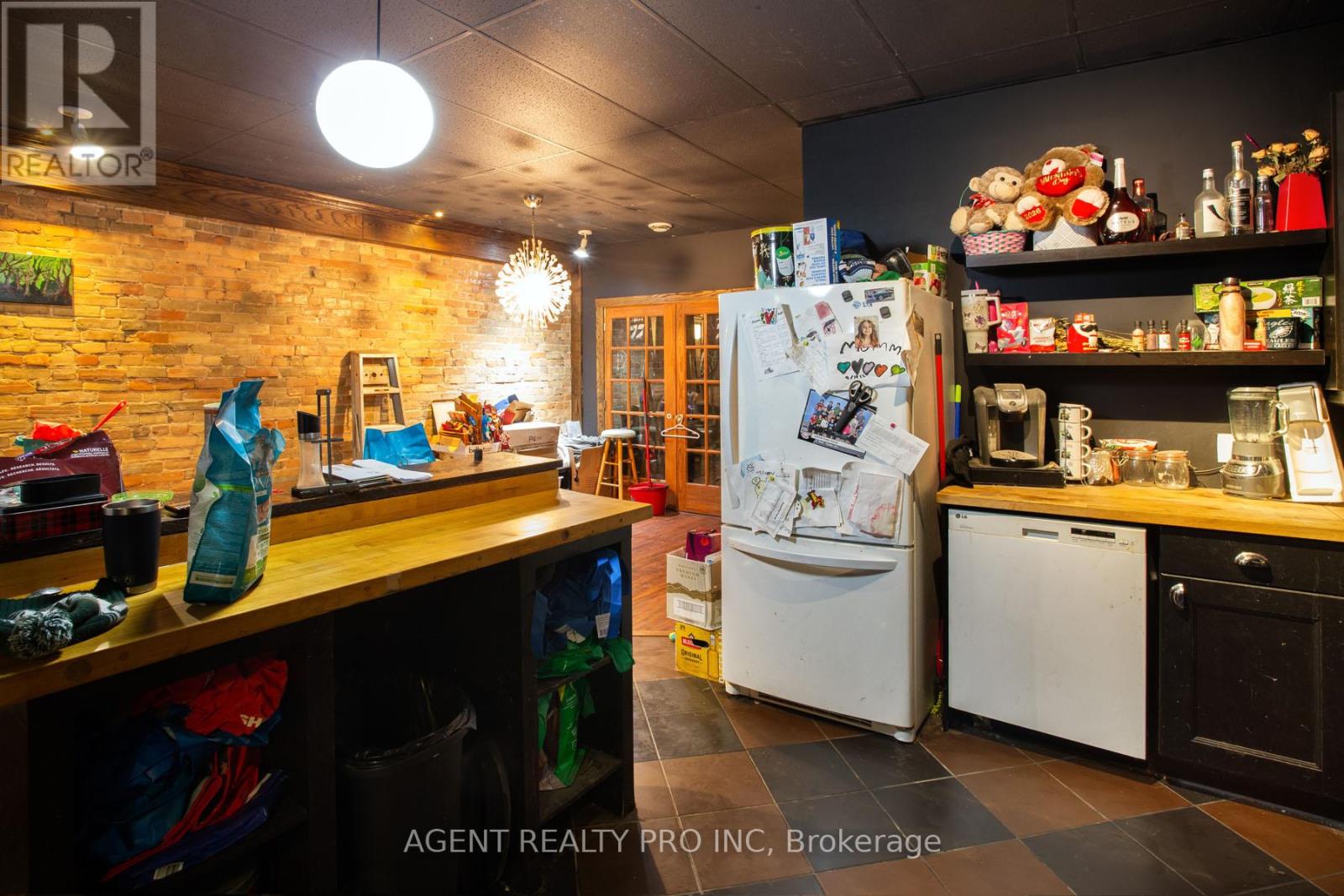 419 DUNDAS STREET - 44