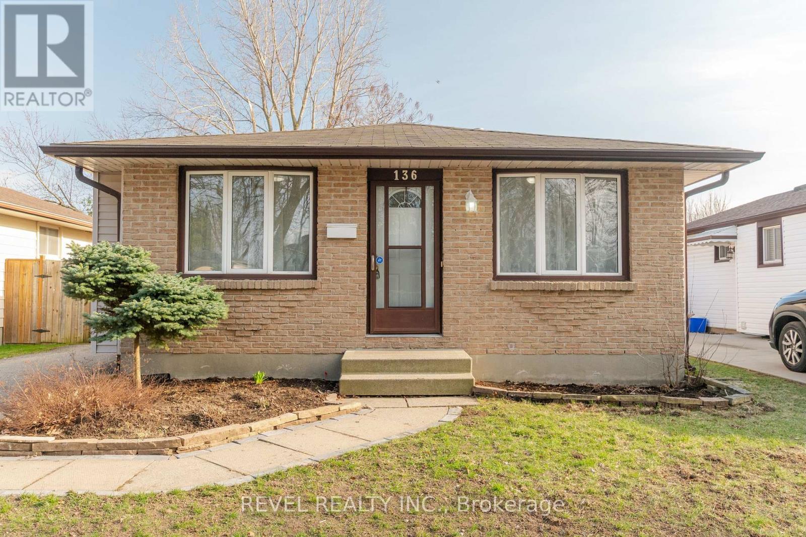 136 LACEY CRESCENT - 1