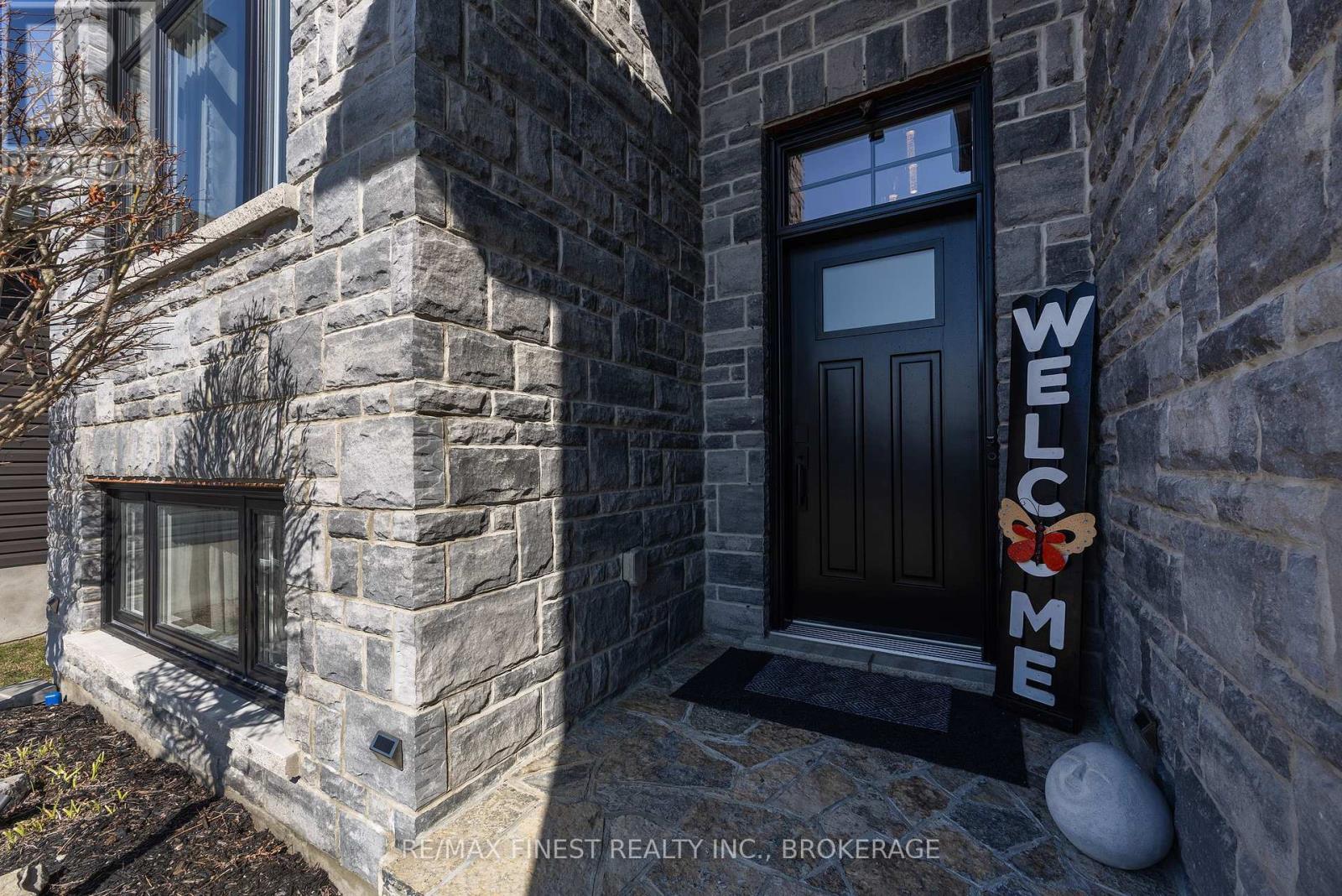133 BRENNAN CRESCENT - 4