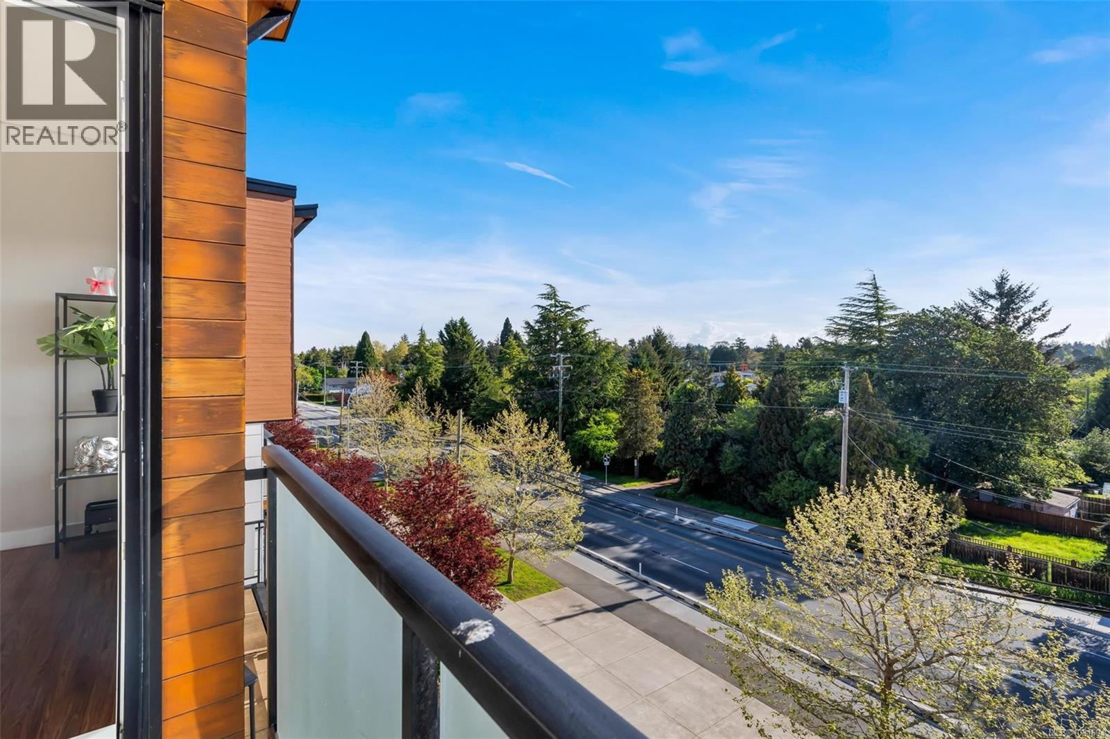 402 4000 Shelbourne St, Saanich