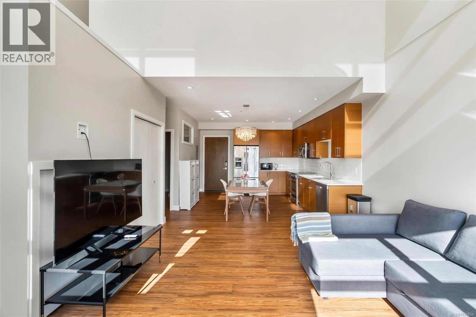 402 4000 Shelbourne St, Saanich