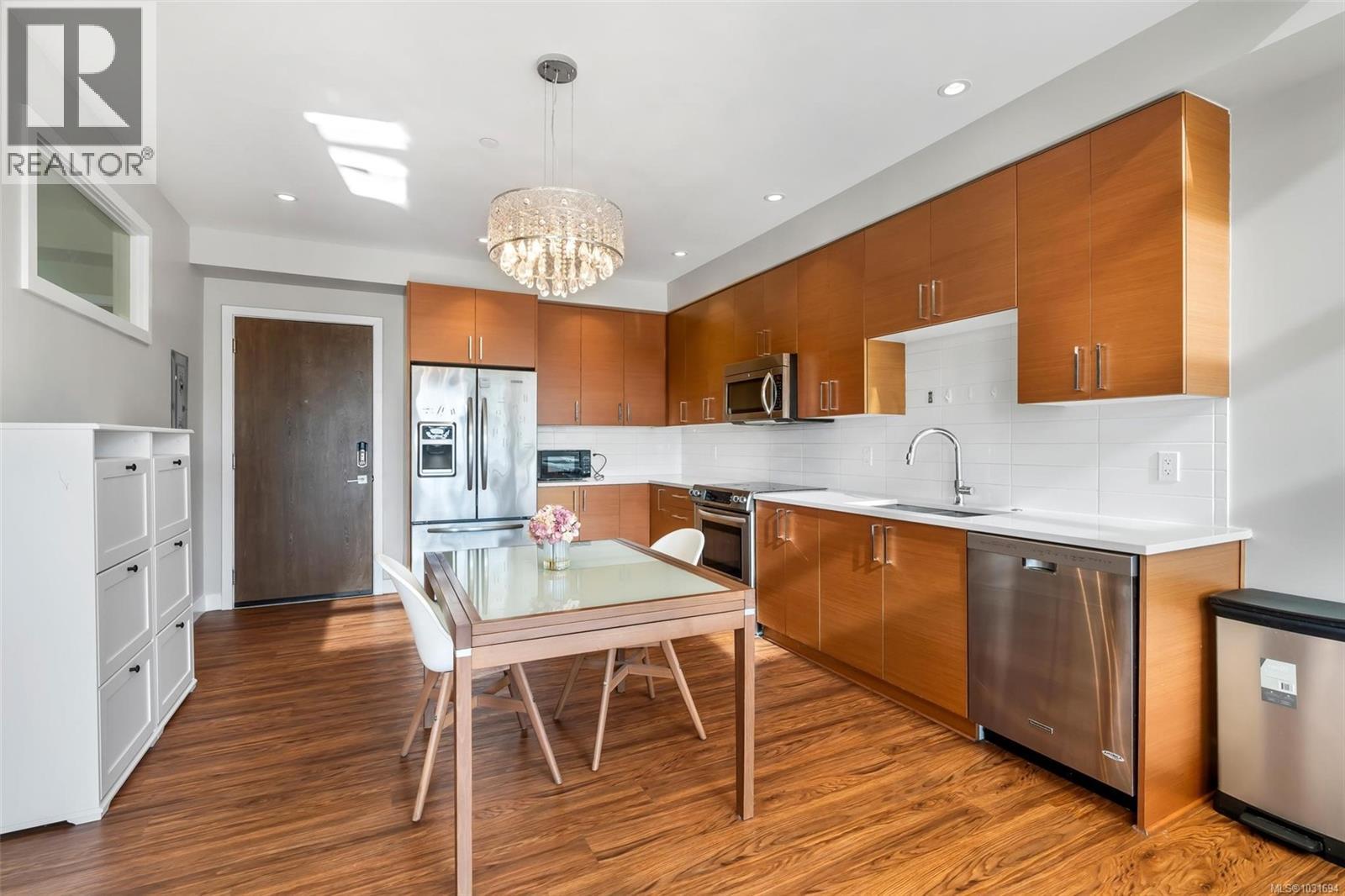 402 4000 Shelbourne St, Saanich