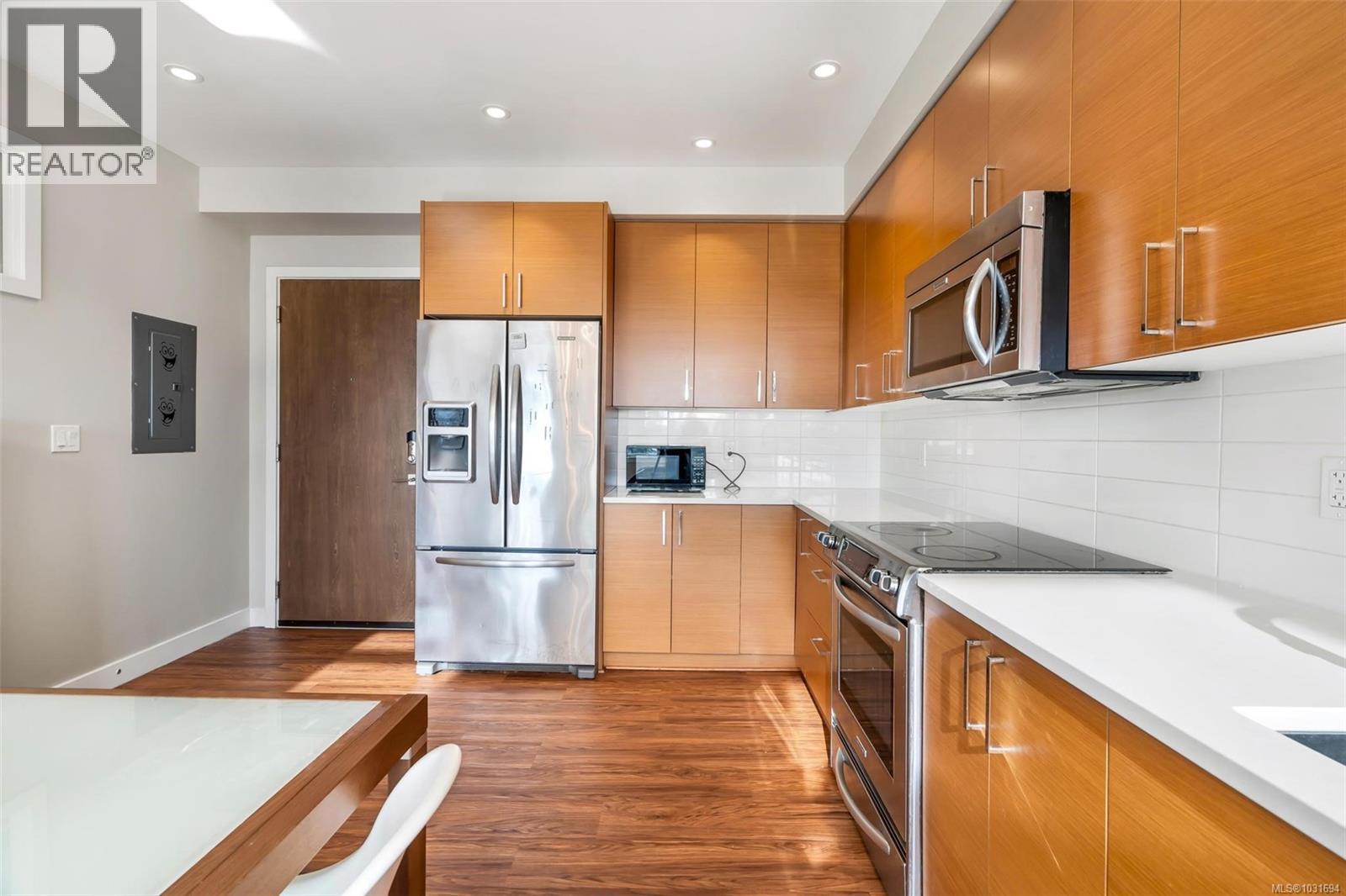 402 4000 Shelbourne St, Saanich