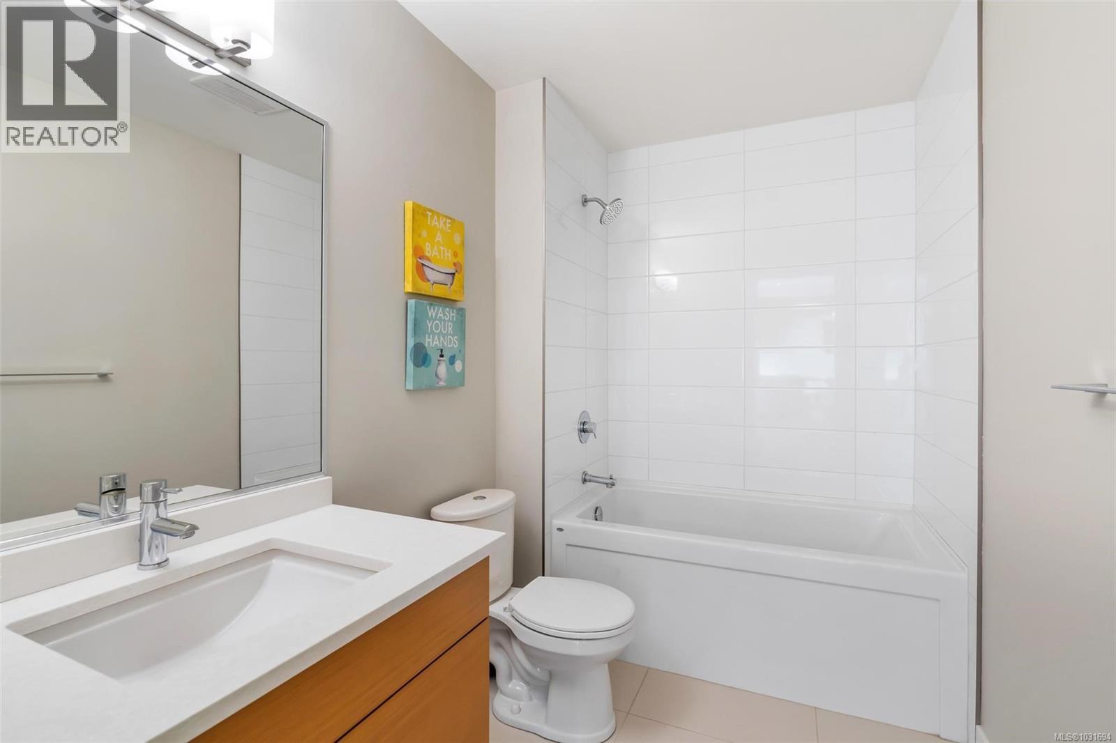 402 4000 Shelbourne St, Saanich