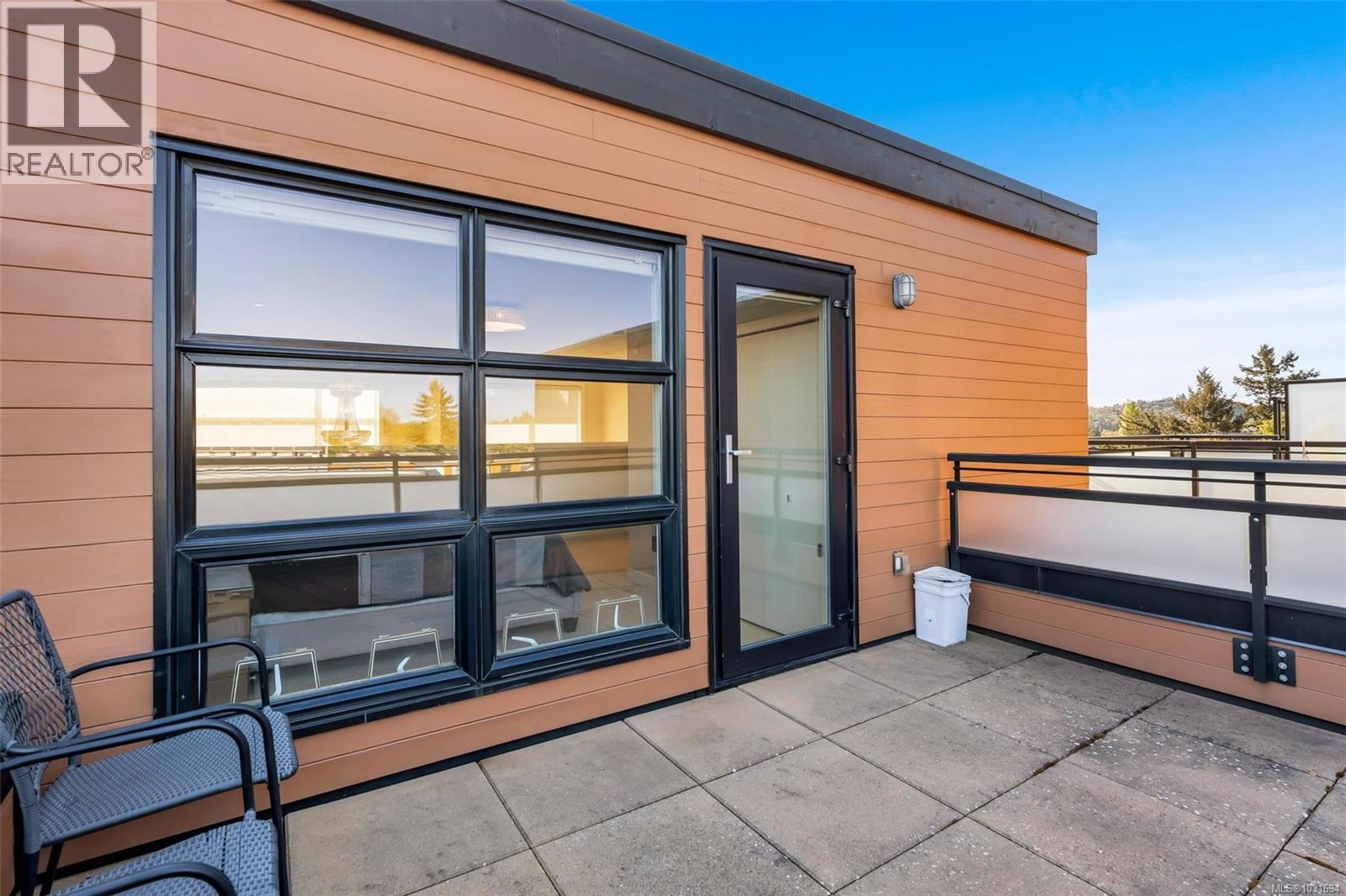 402 4000 Shelbourne St, Saanich