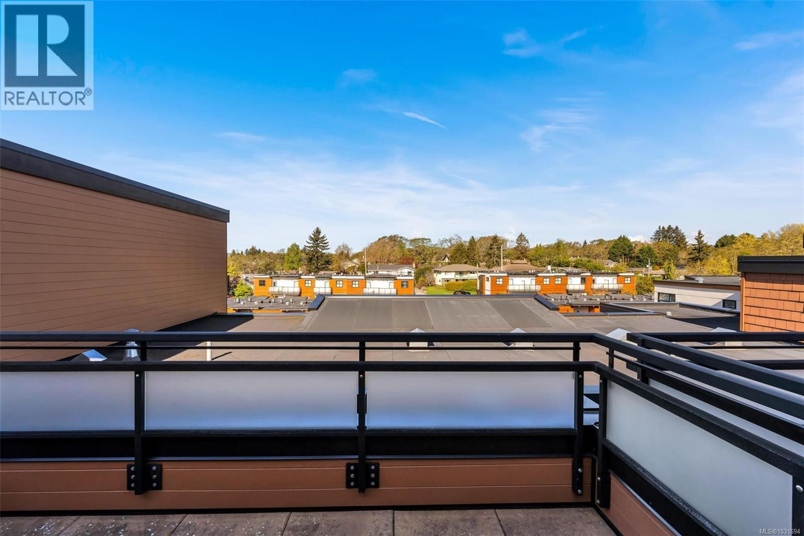 402 4000 Shelbourne St, Saanich