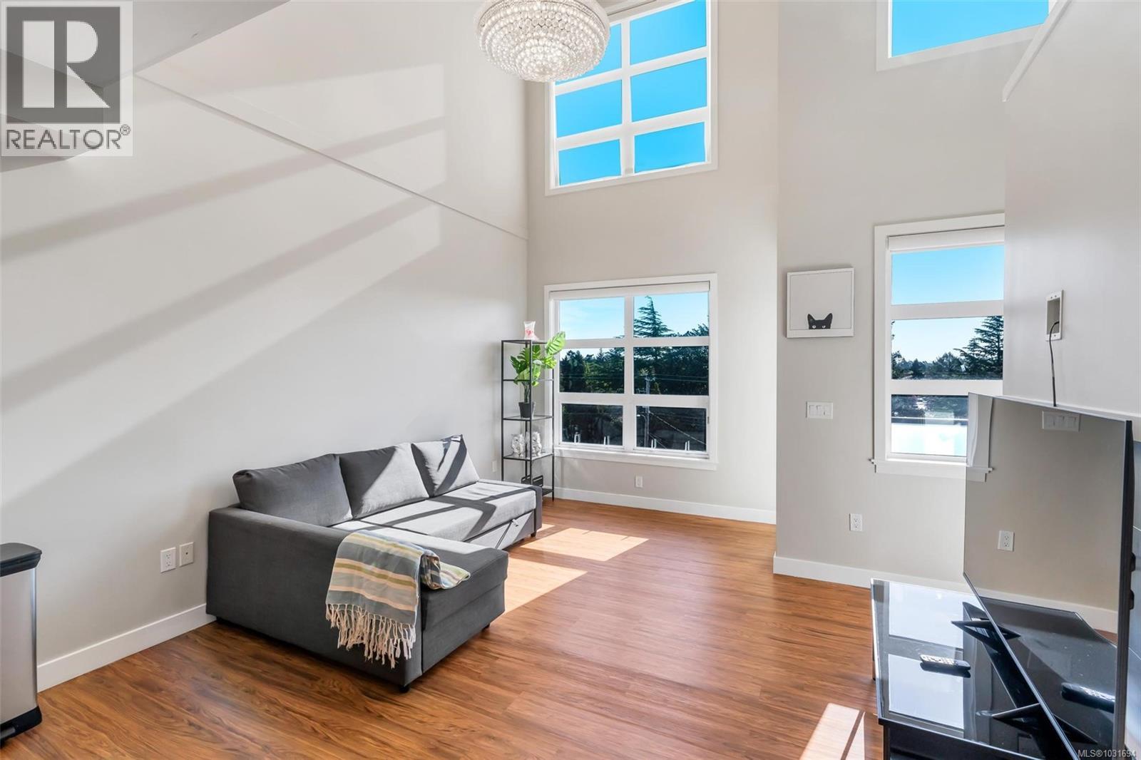 402 4000 Shelbourne St, Saanich