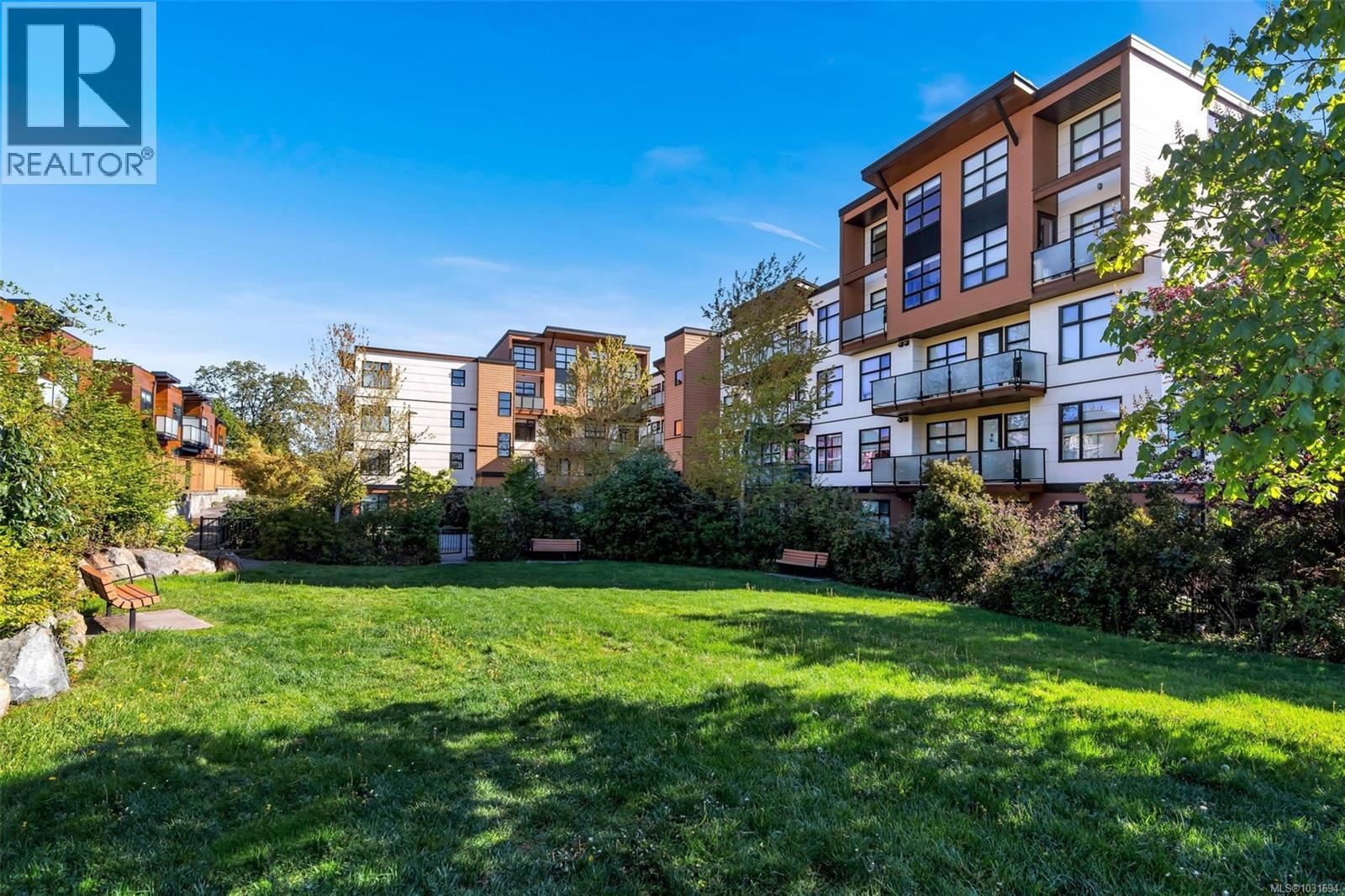 402 4000 Shelbourne St, Saanich