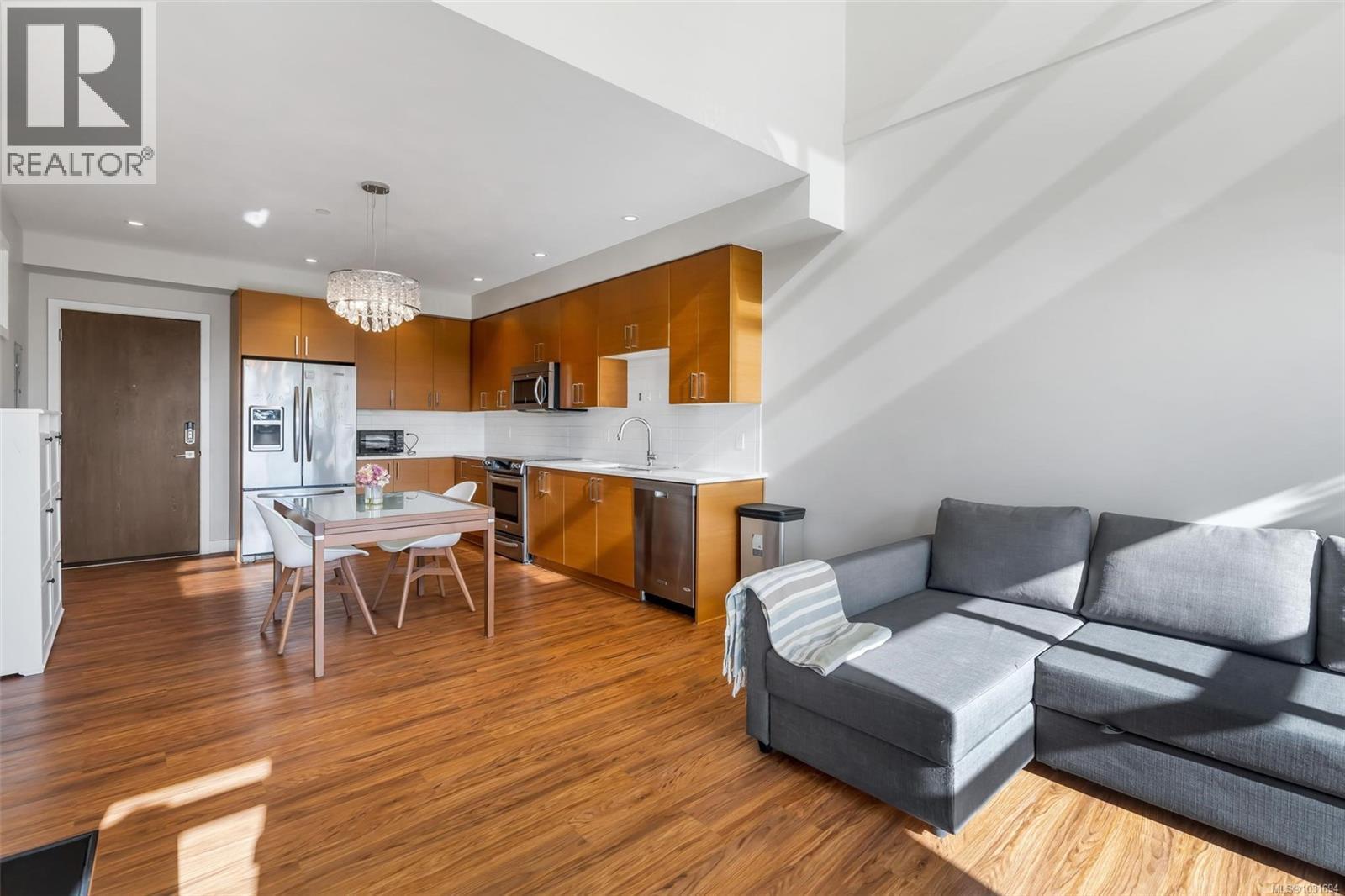 402 4000 Shelbourne St, Saanich