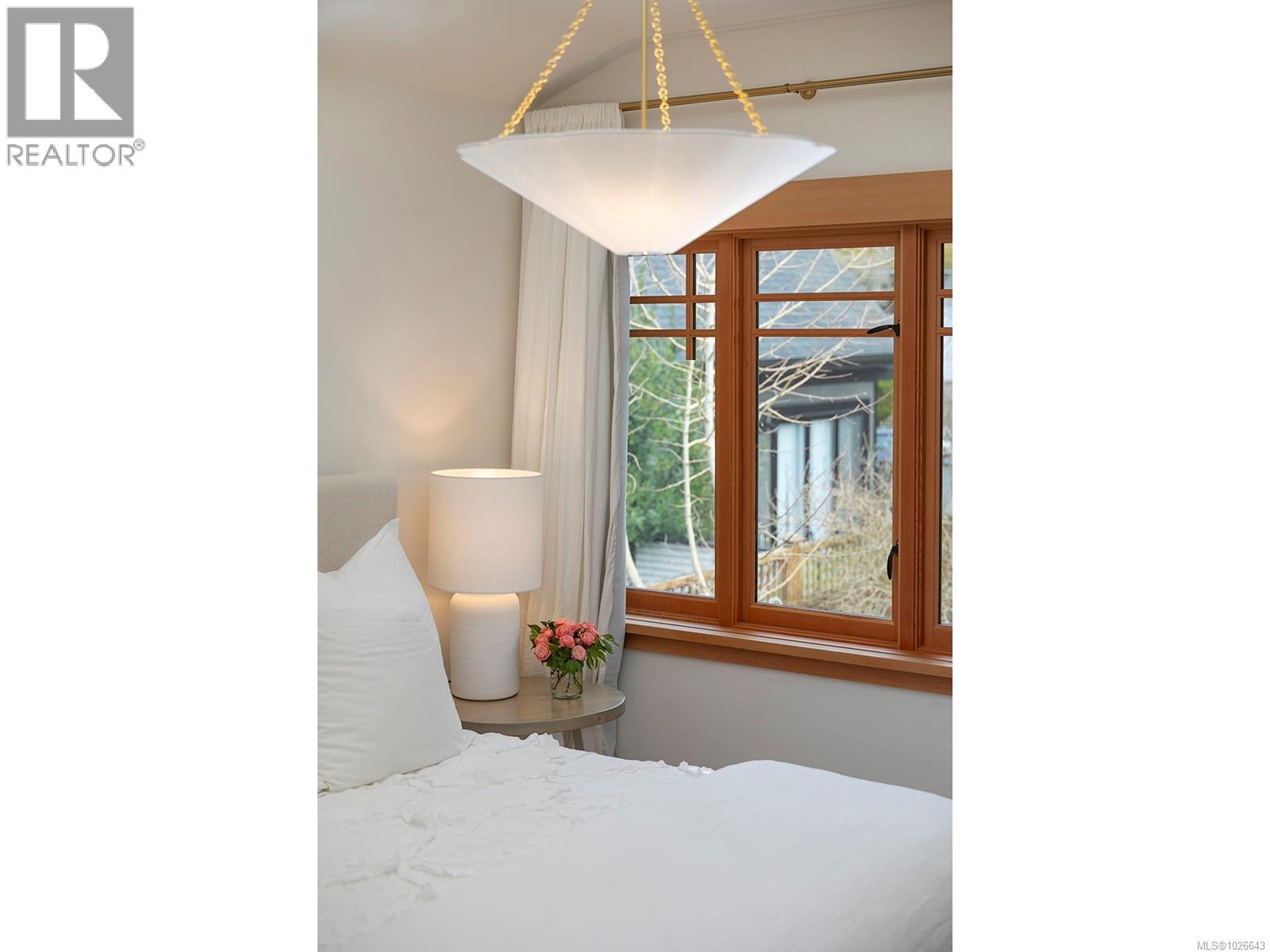 939 COWICHAN ST - 23