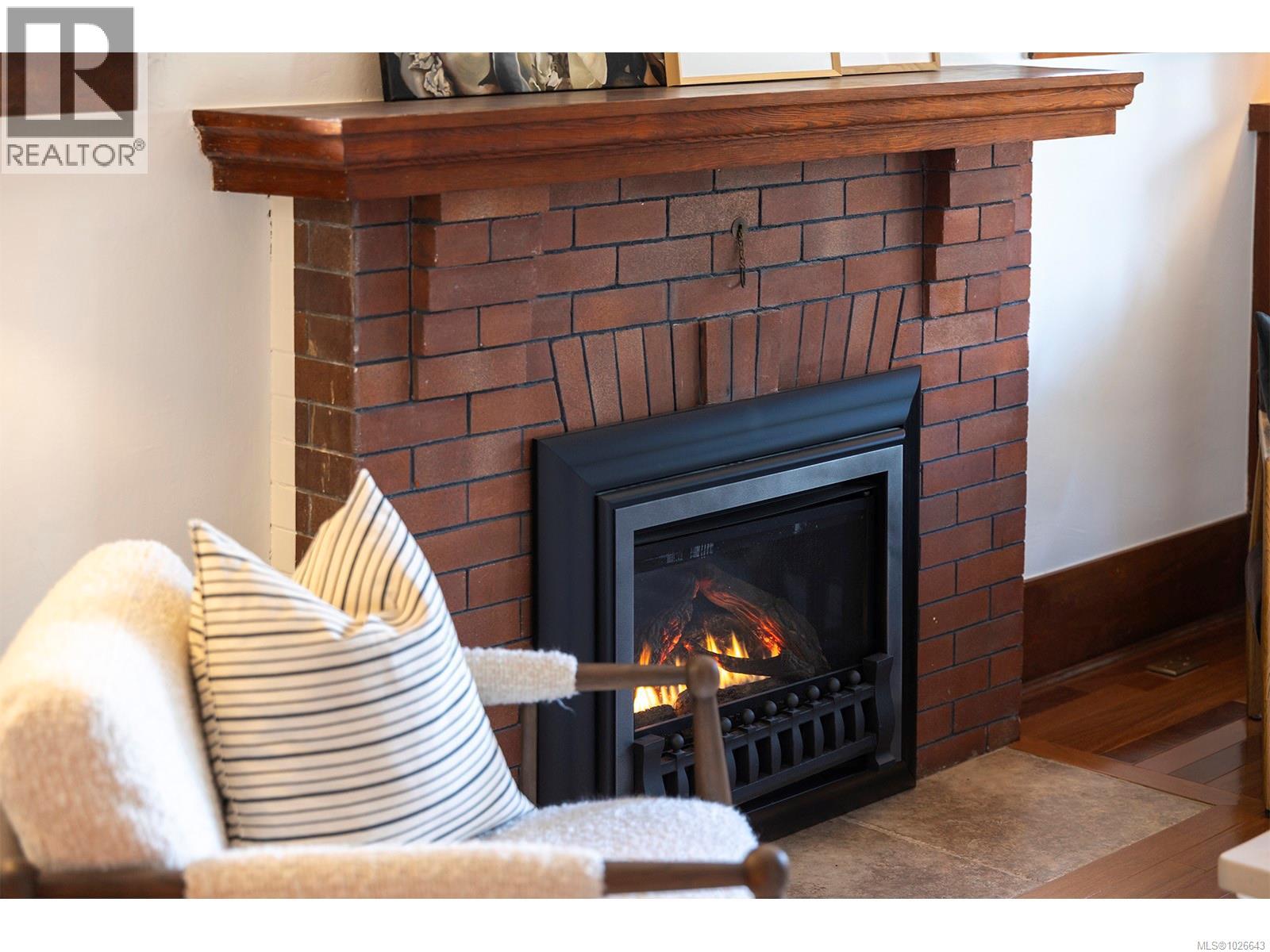 939 Cowichan St - 9