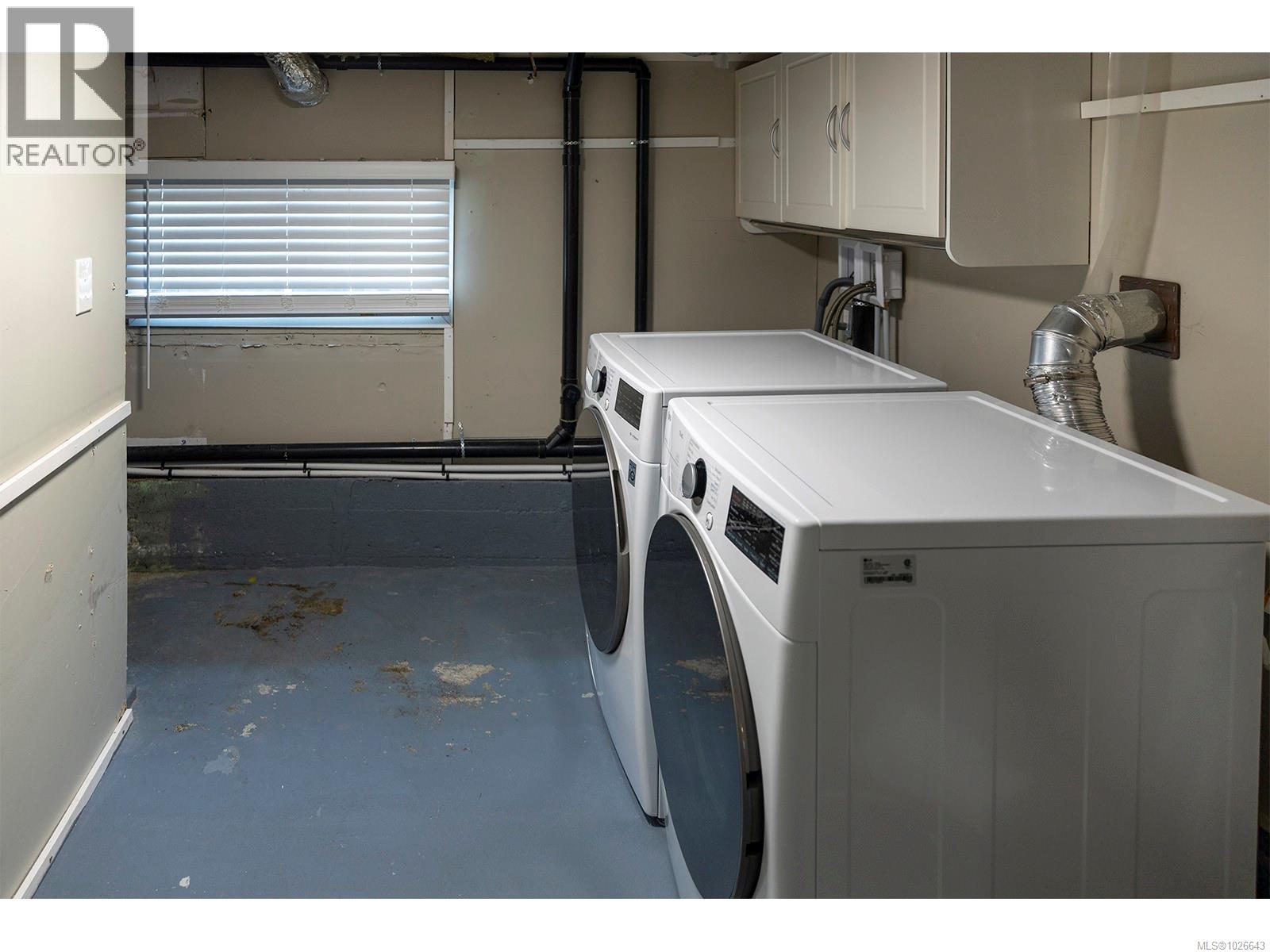 939 Cowichan St - 35