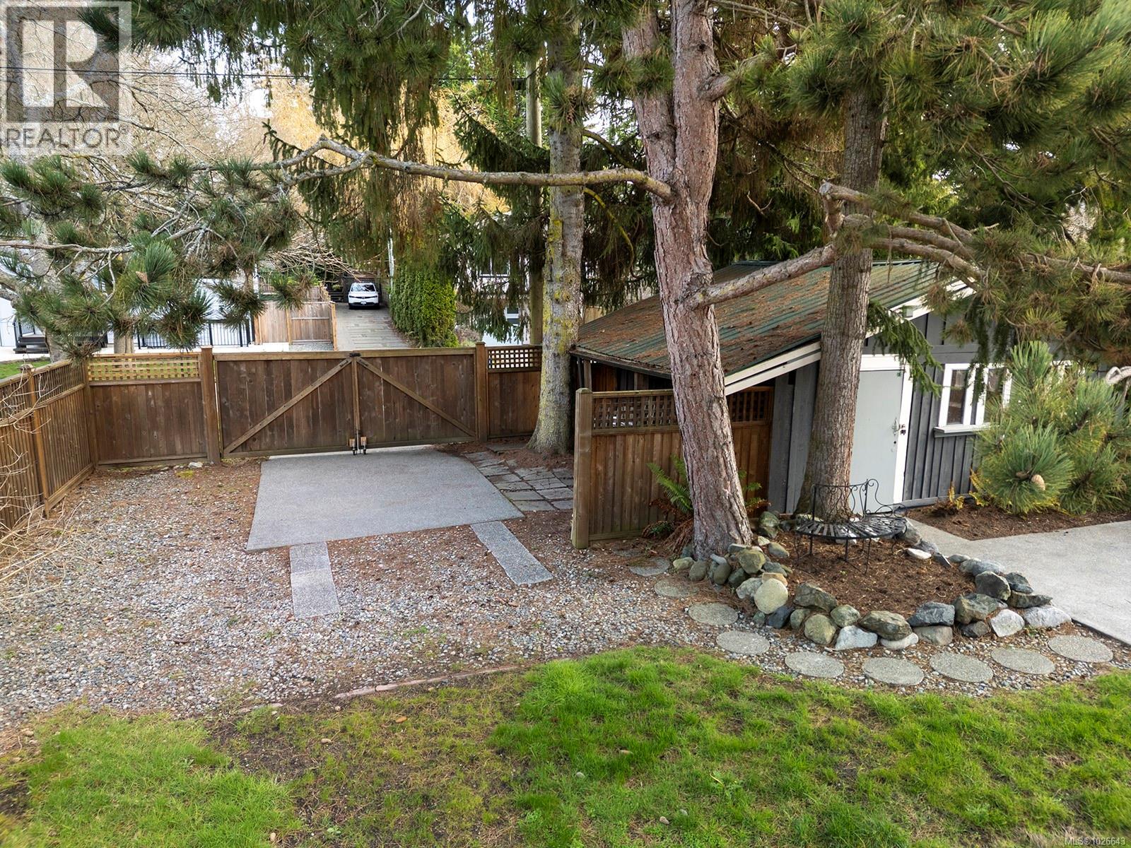 939 Cowichan St - 42
