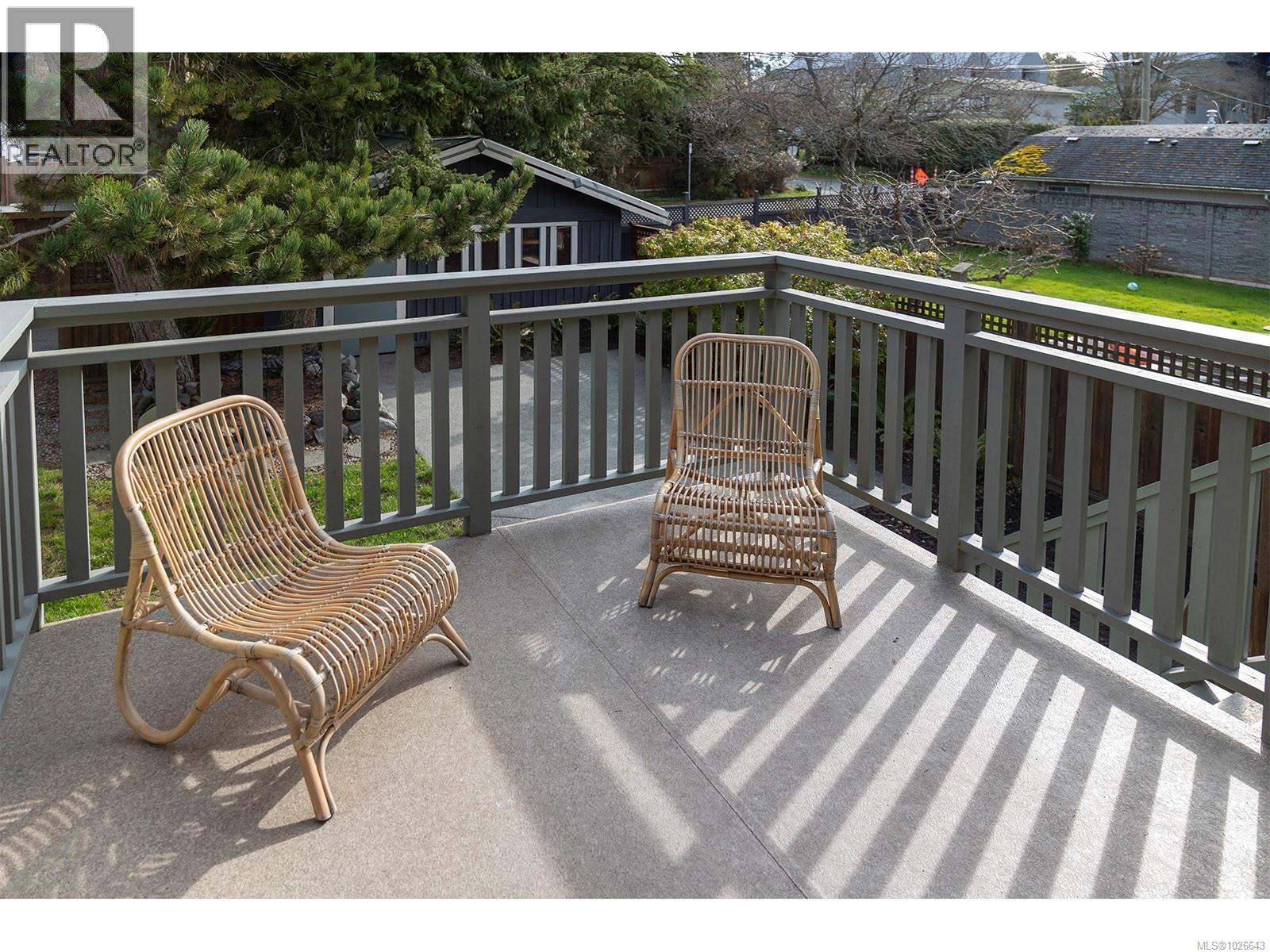939 Cowichan St - 18