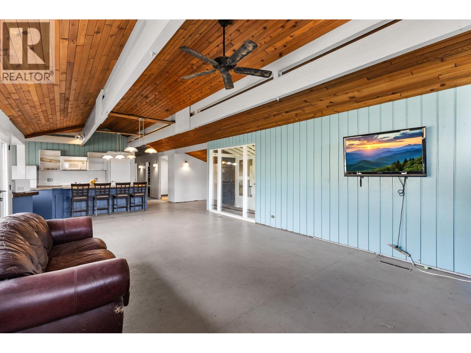 8134 River Road, Oliver