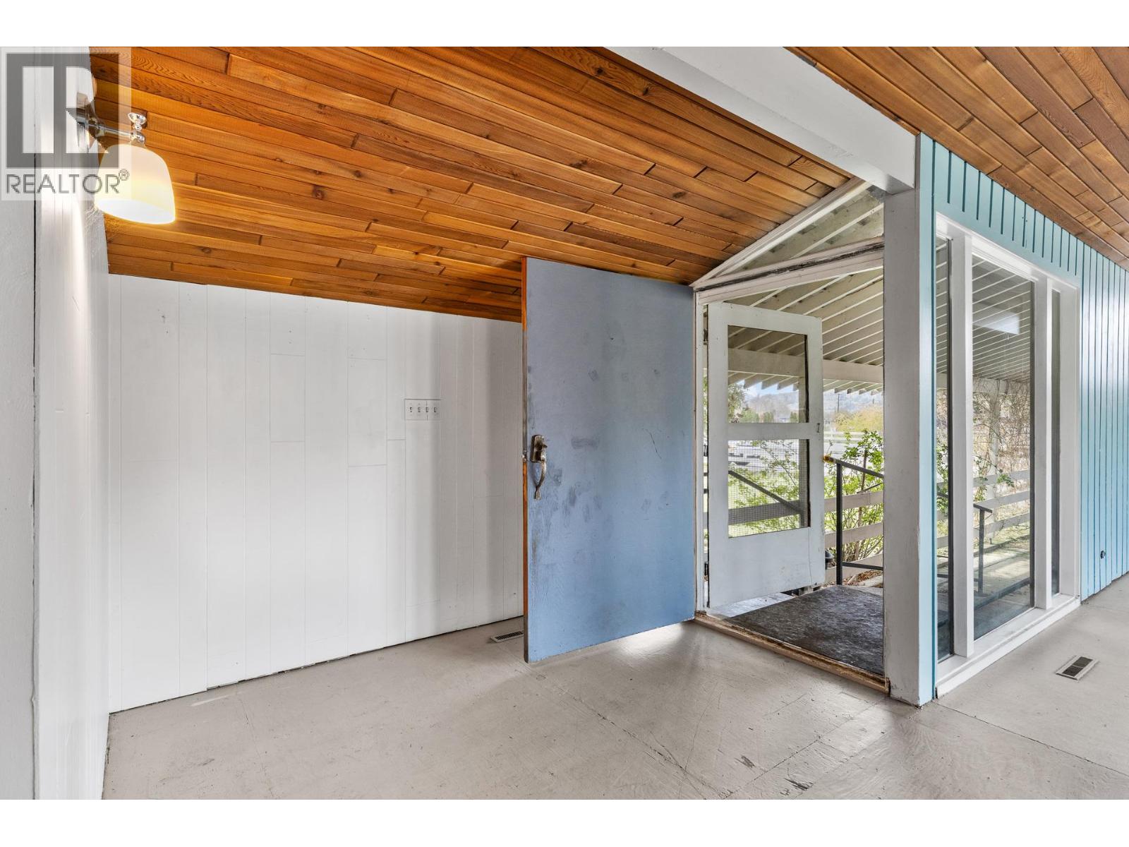 8134 River Road, Oliver