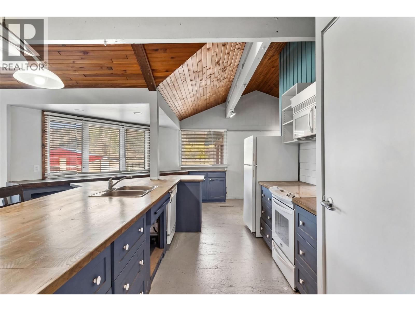 8134 River Road, Oliver