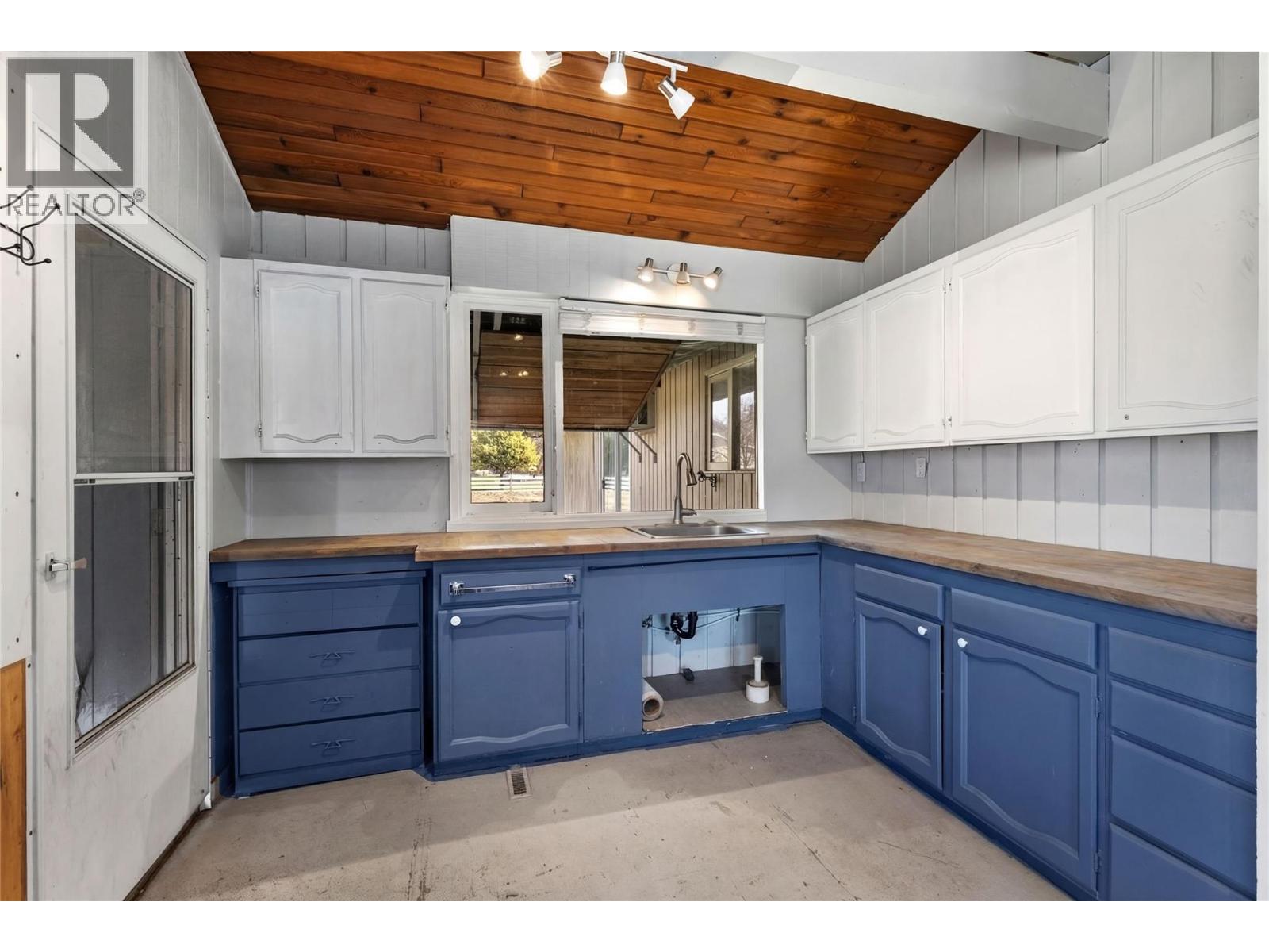 8134 River Road, Oliver