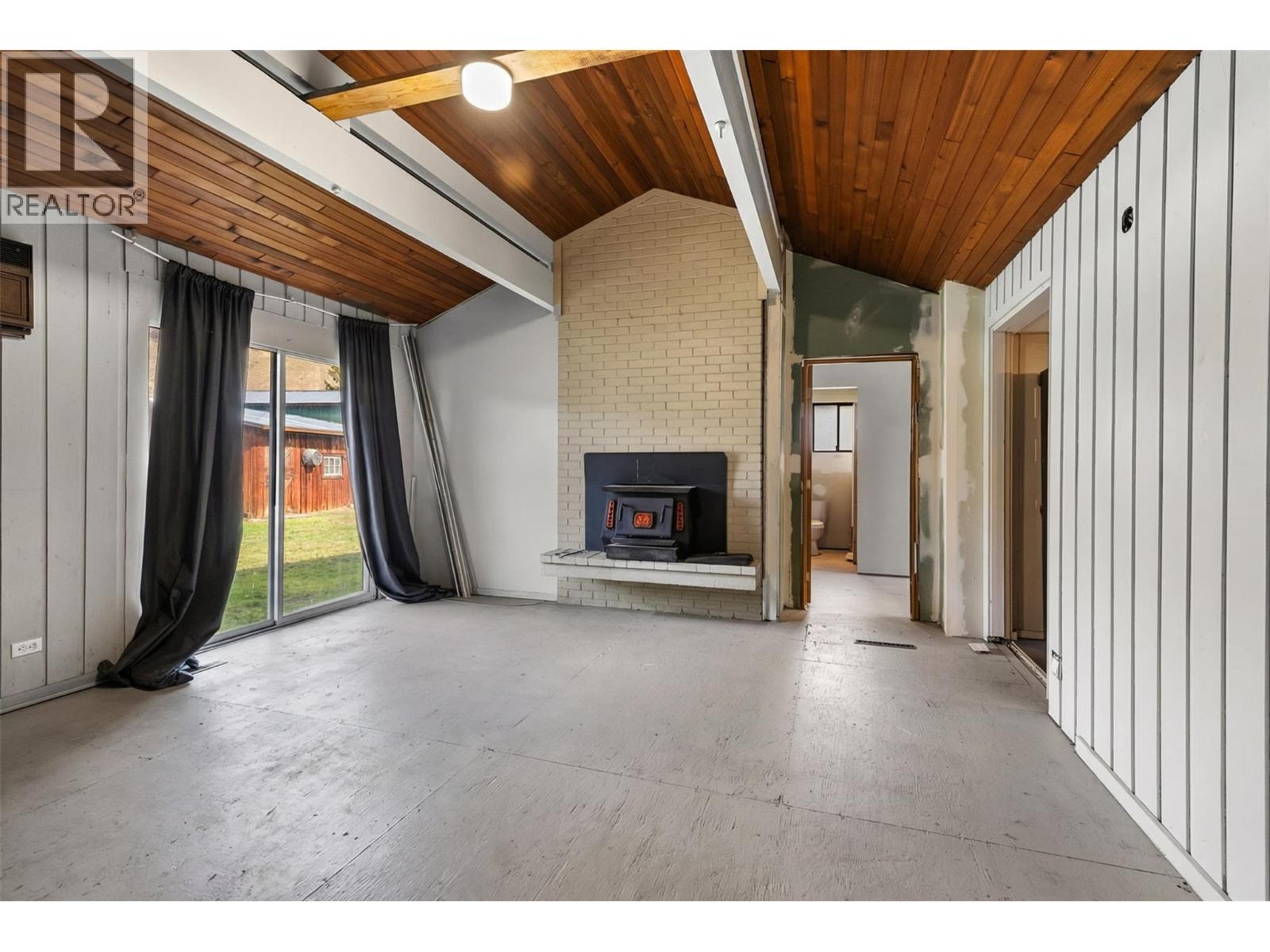 8134 River Road, Oliver