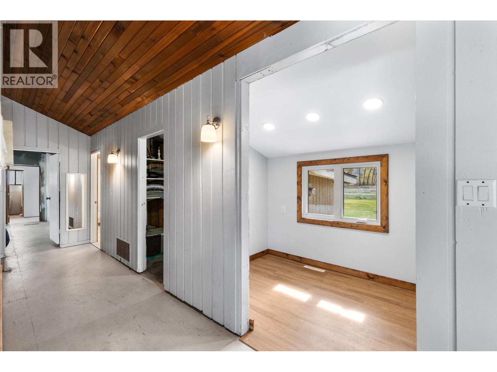 8134 River Road, Oliver