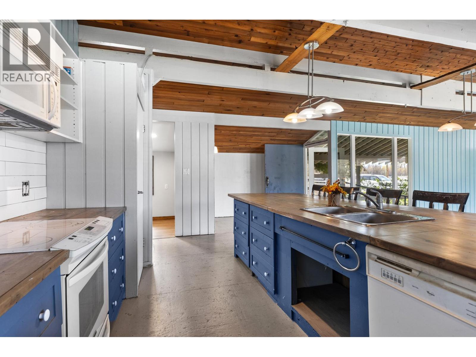 8134 River Road, Oliver