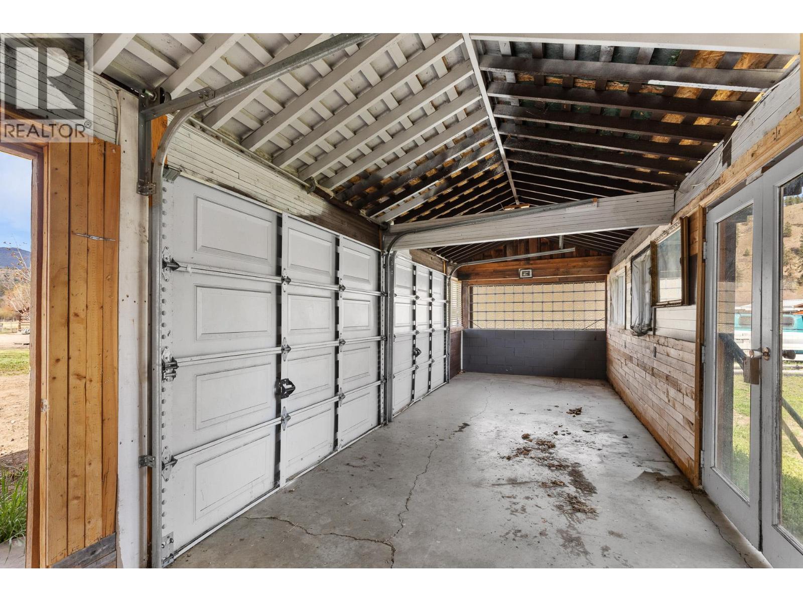 8134 River Road, Oliver