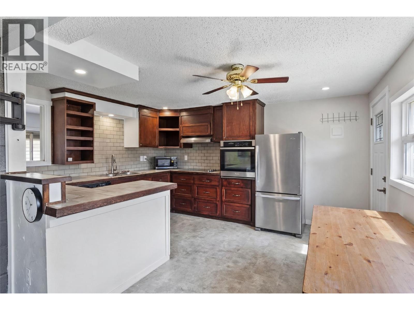 8134 River Road, Oliver