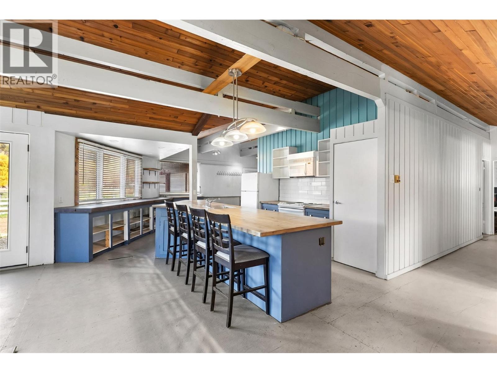 8134 River Road, Oliver