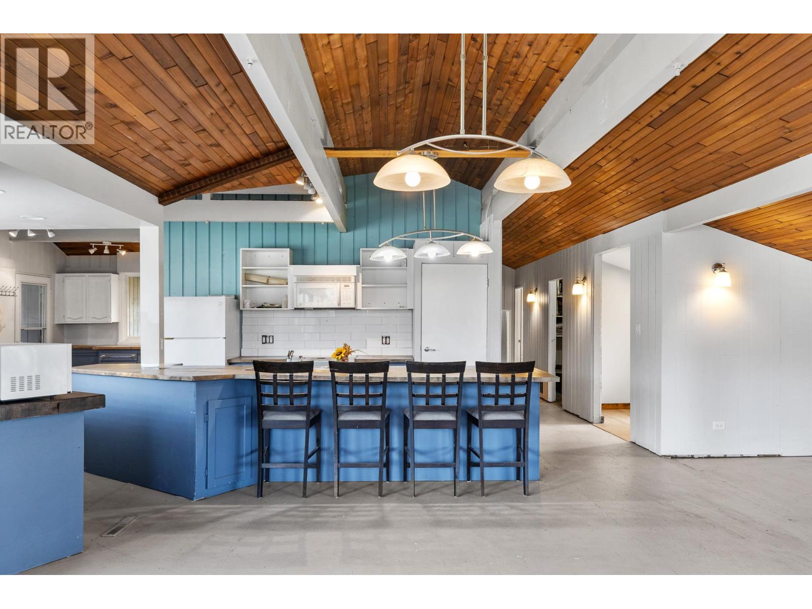 8134 River Road, Oliver