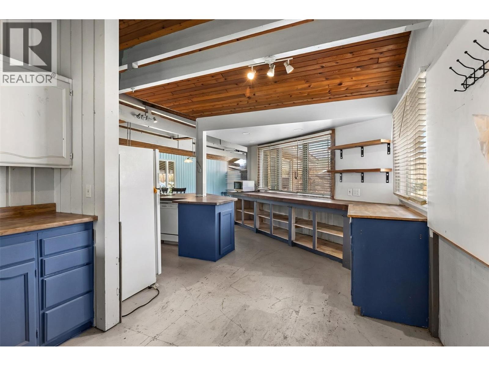 8134 River Road, Oliver