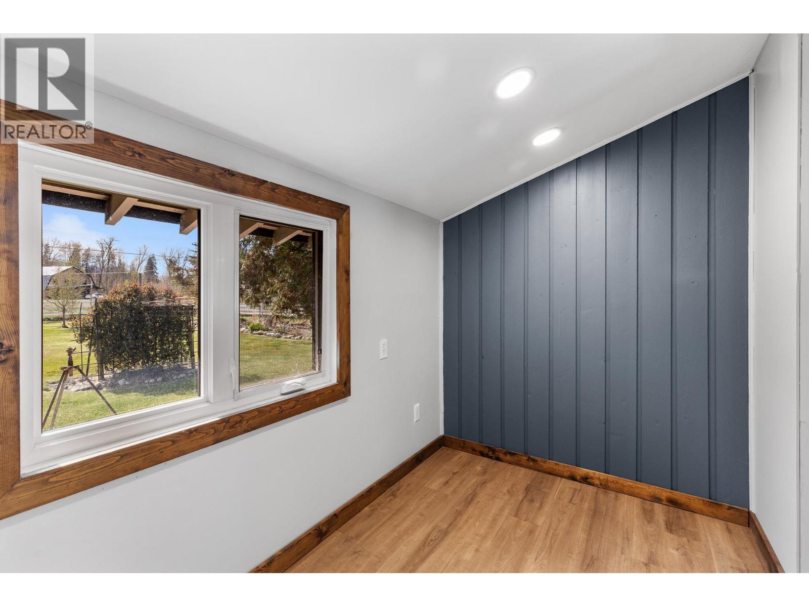 8134 River Road, Oliver