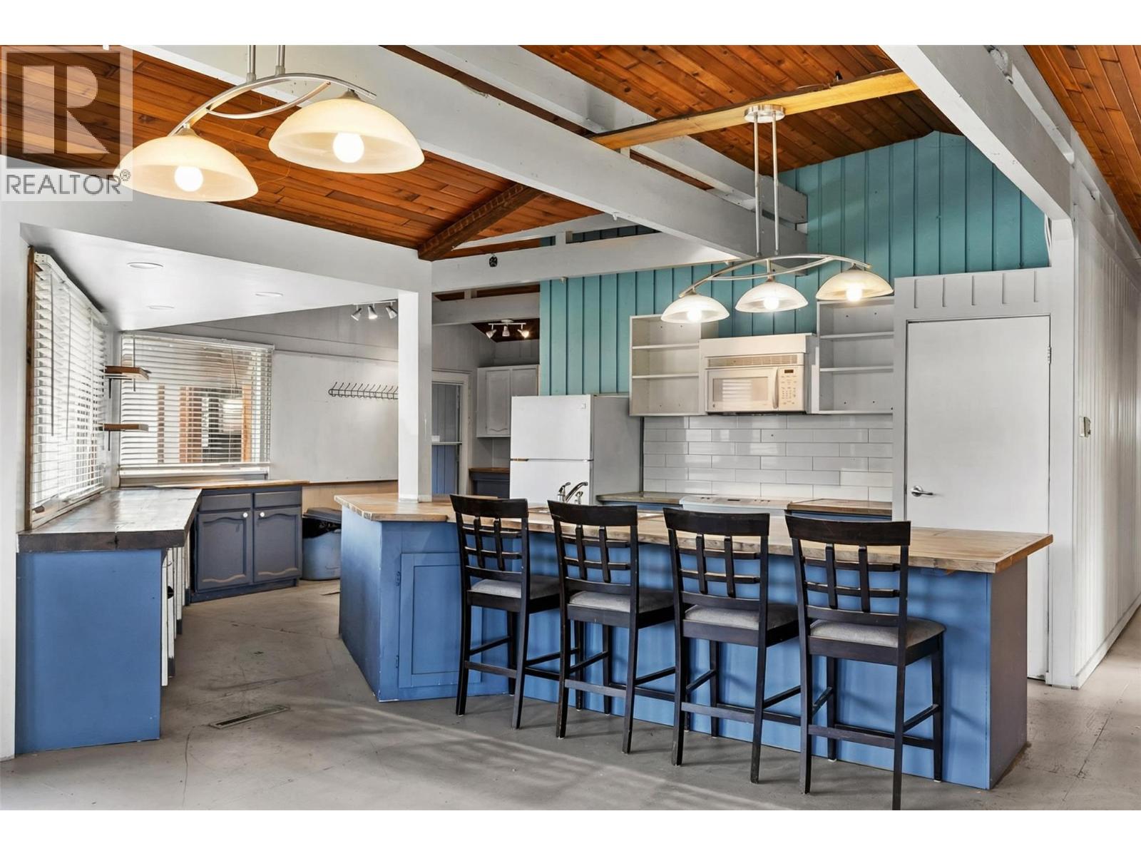 8134 River Road, Oliver