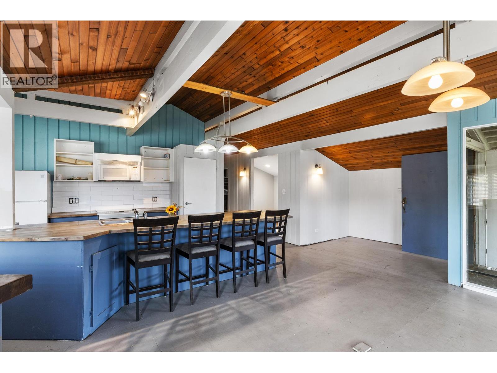 8134 River Road, Oliver