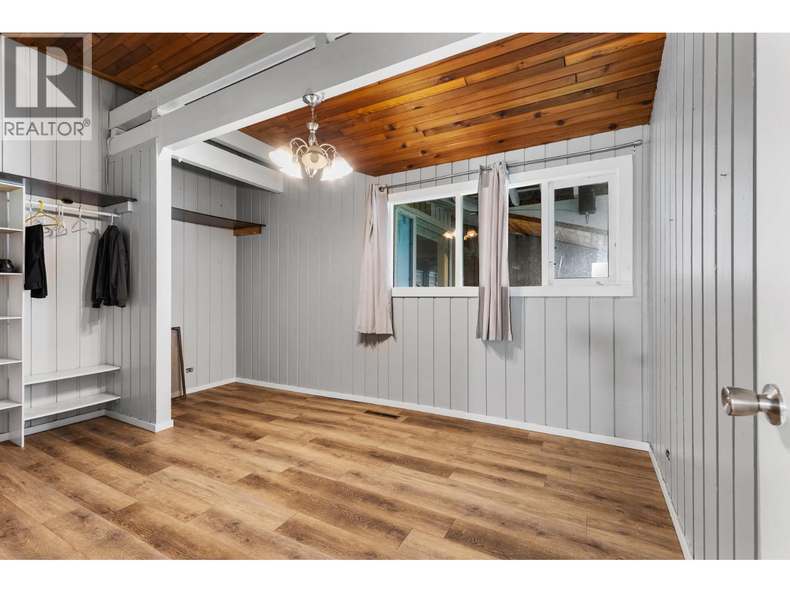 8134 River Road, Oliver