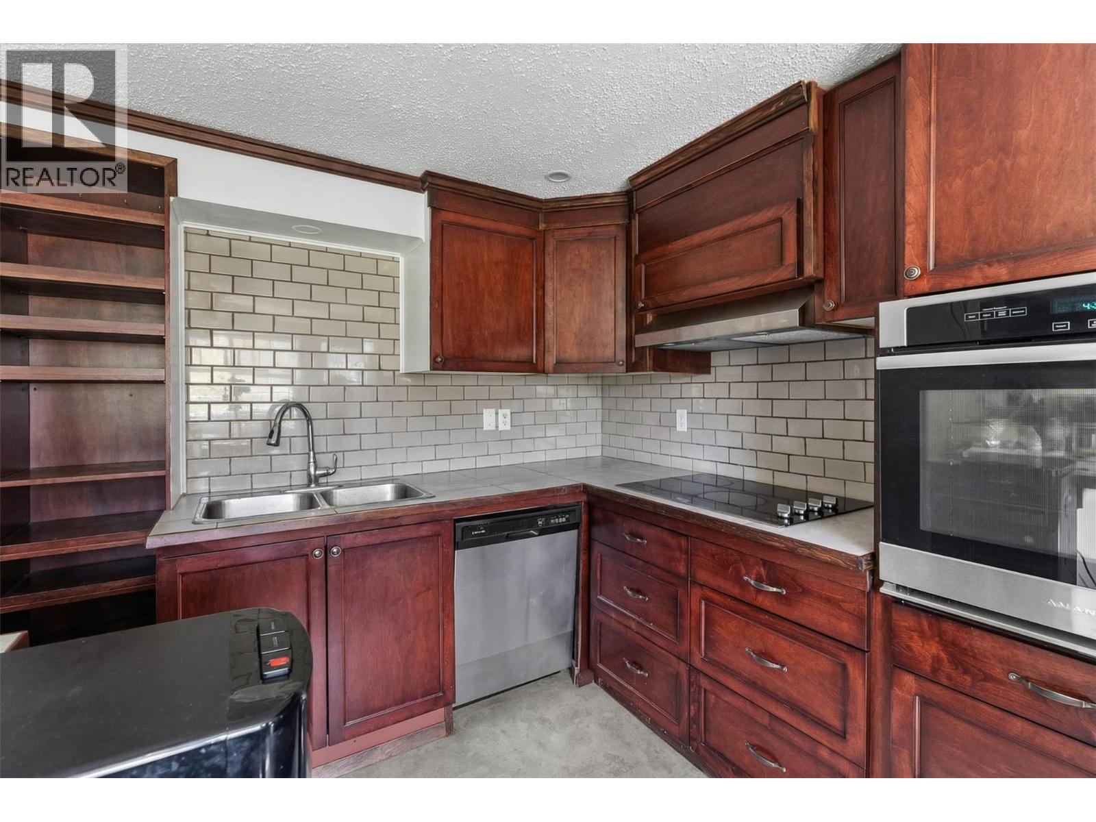 8134 River Road, Oliver