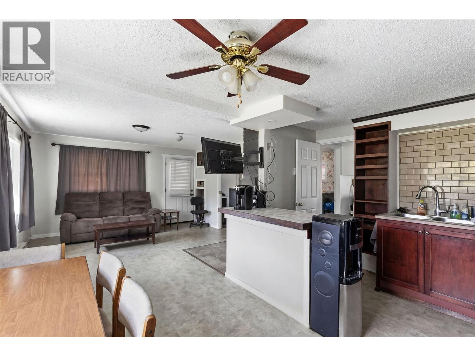 8134 River Road, Oliver