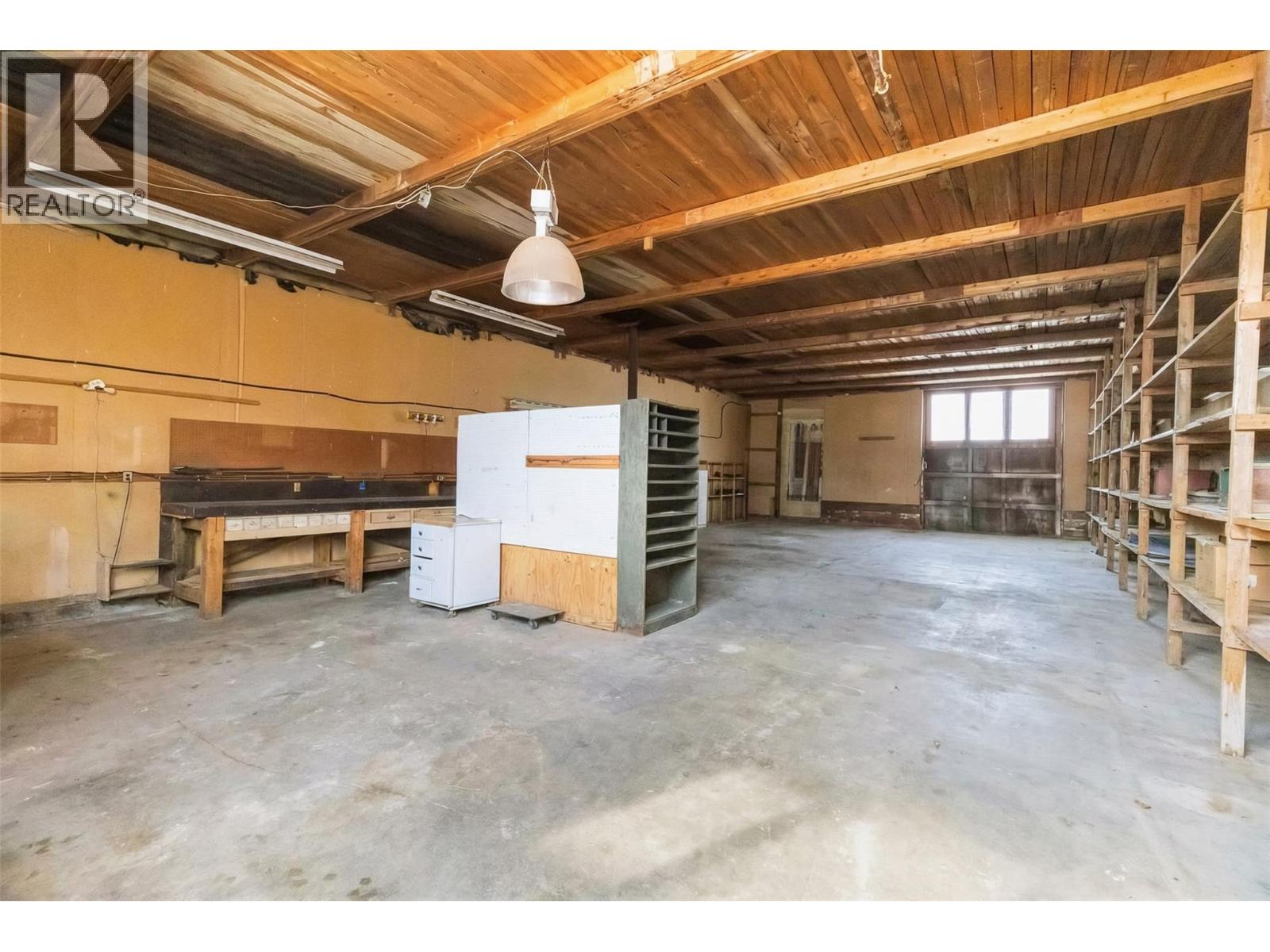 8134 River Road, Oliver