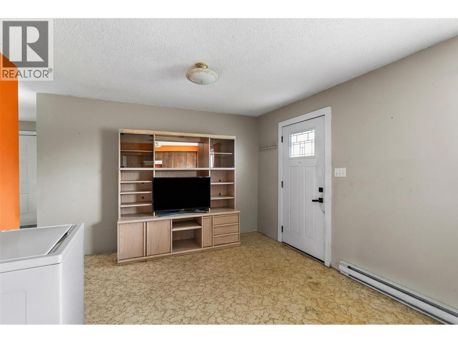 8134 River Road, Oliver