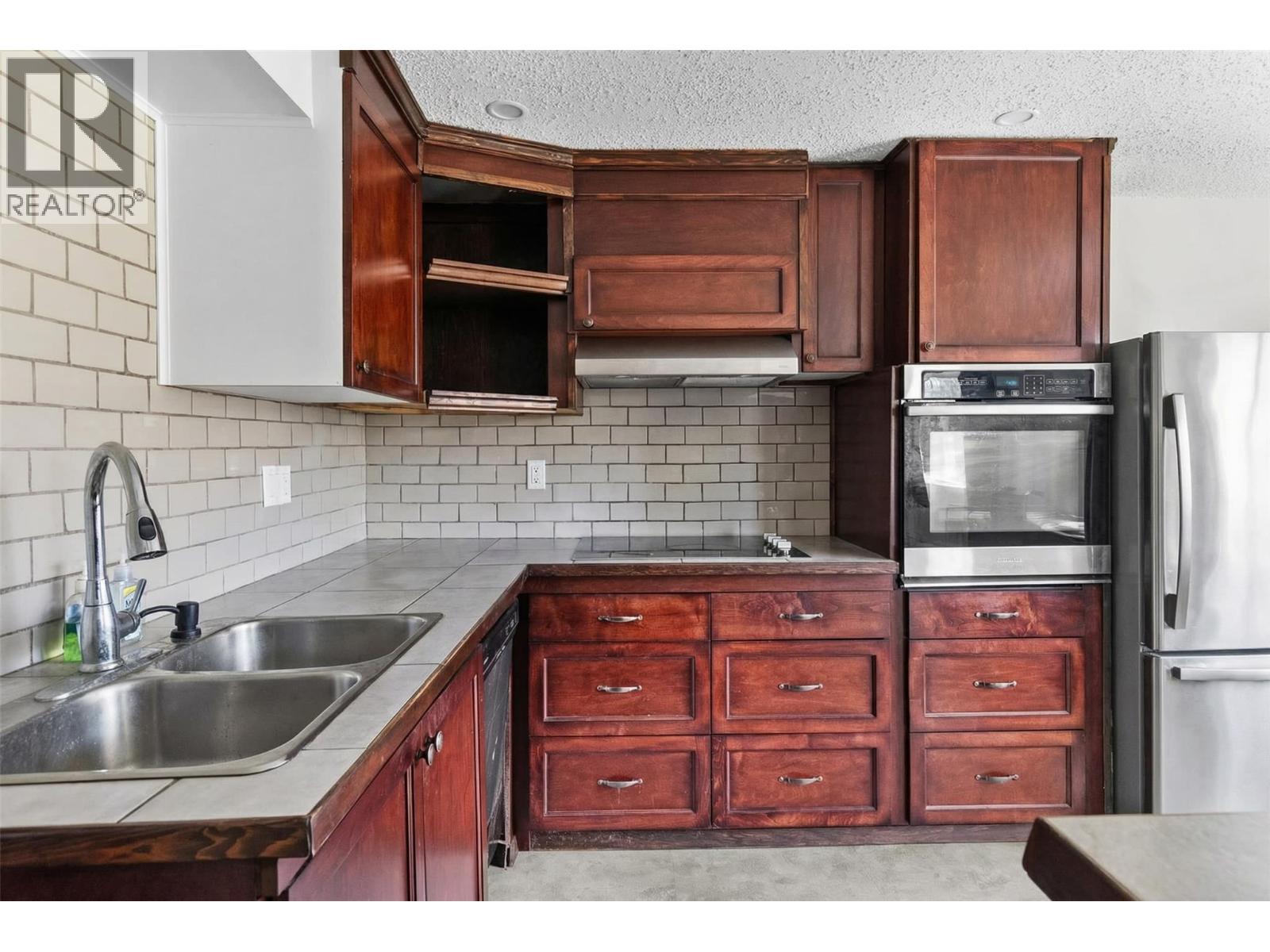 8134 River Road, Oliver