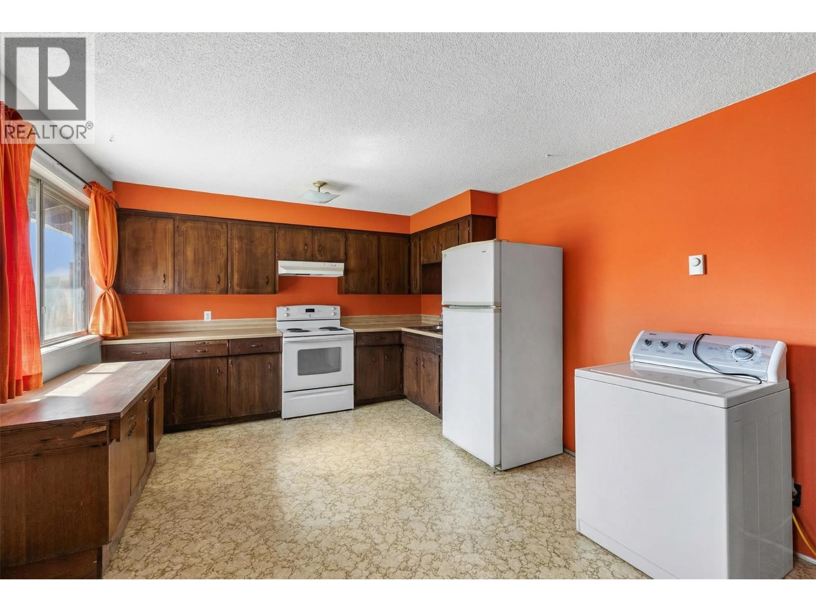 8134 River Road, Oliver