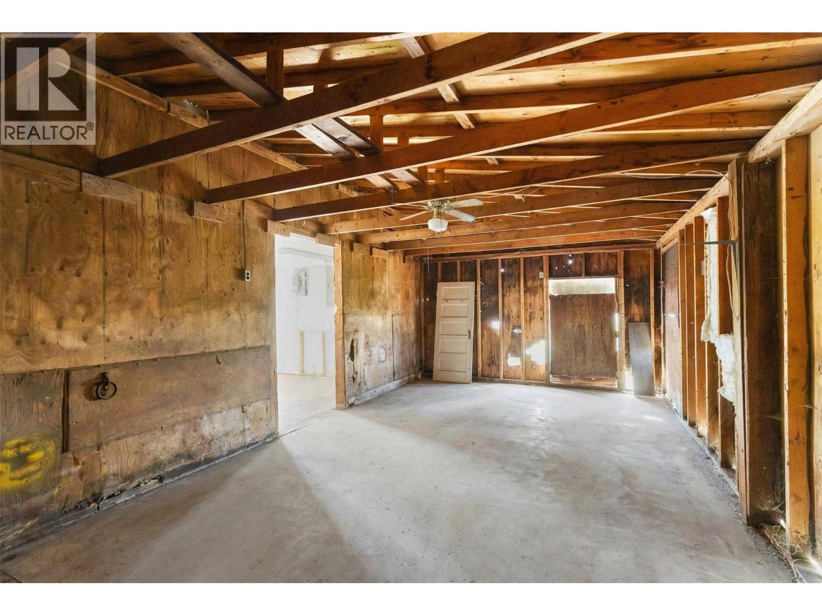 8134 River Road, Oliver